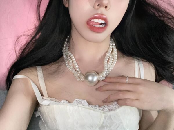 Pearl mouth bead collar